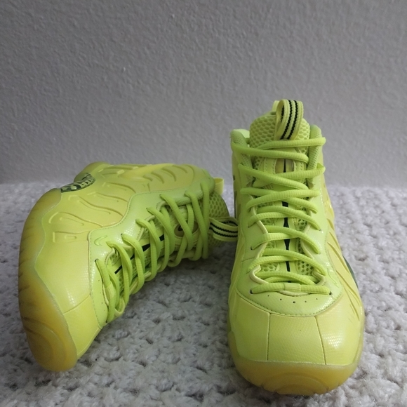 Jordan Other - Nike Air Foamposite 'Volt' size 5y